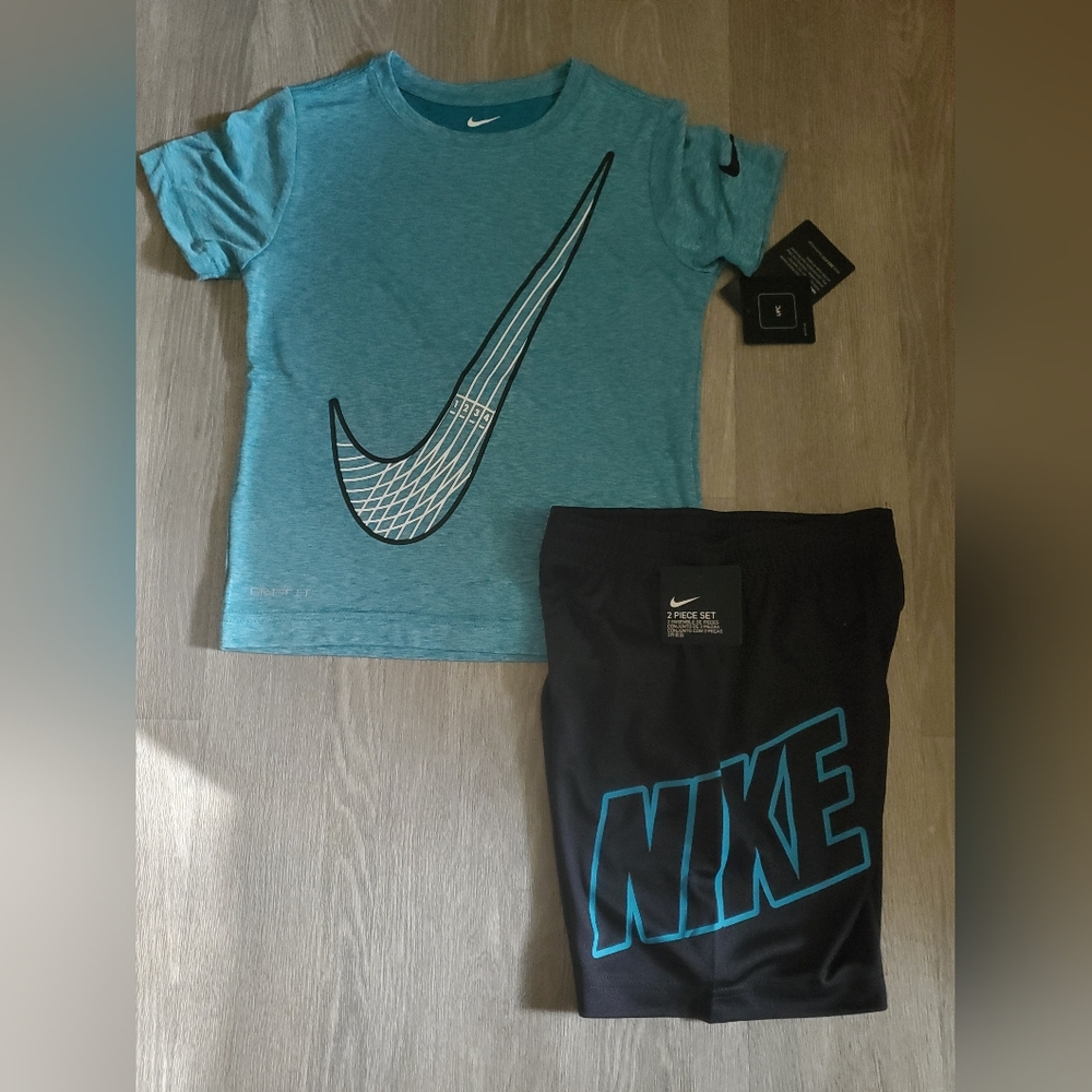 Boy's Nike Set Size 5 or 6 NWT